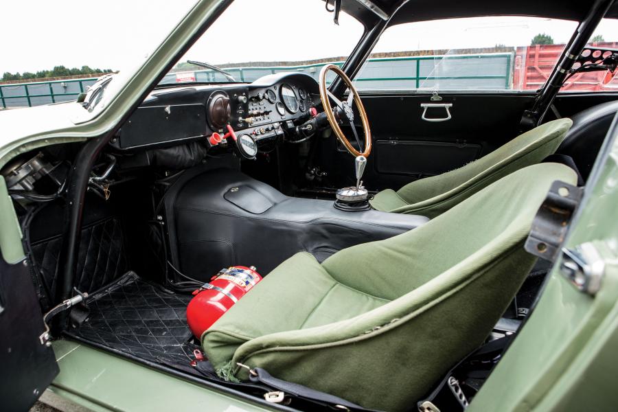 Интерьер Aston Martin Project 215 (DP215/1) 1963 года  (фото 8 из 45)